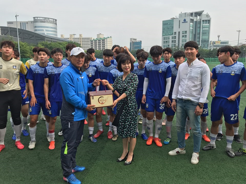 신성미 동문, 축구부에 후원물품 전달