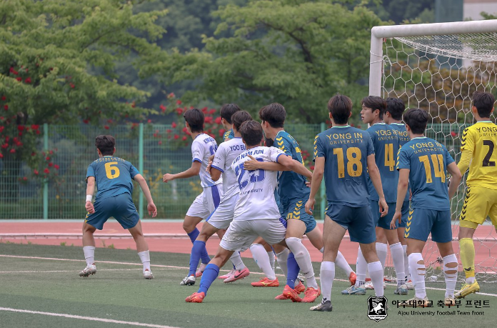 [사진: 아주대학교 축구부 프런트]