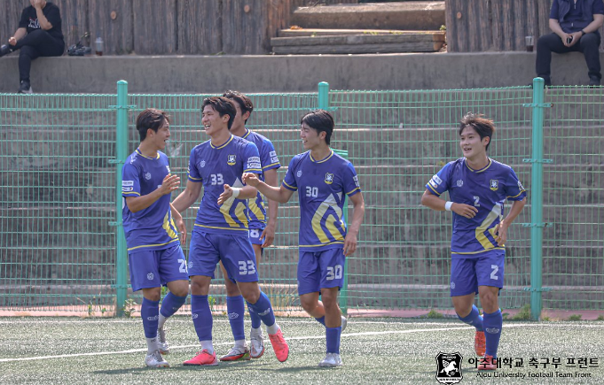 [사진: 아주대학교 축구부 프런트]